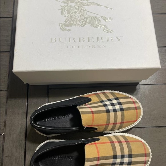 Authentic Burberry size 5 sneakers. Like New! Only worn a handful of times! - Picture 4 of 5